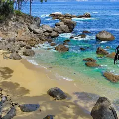 Arena dorada, aguas turquesas y rocas en las playas de Bueu. Un rincón idílico para disfrutar del mar.