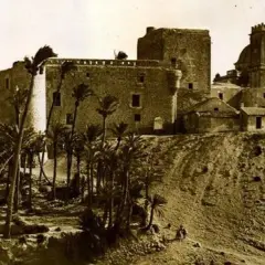 Las torres de Altamira se alzan majestuosas sobre una colina, rodeadas de palmeras. Un antiguo castillo y una iglesia vigilan el paisaje.