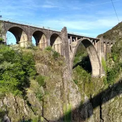El mirador de Gundian ofrece vistas espectaculares de este imponente viaducto de piedra, cruzando un profundo cañón verde.