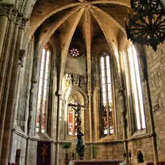 Interior de la iglesia de San Francisco Betanzos. Crucifijo imponente, vidrieras y bóvedas góticas.