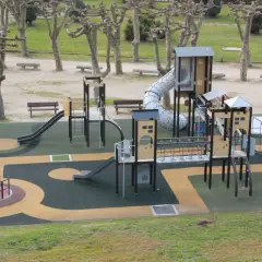 Parque de la Palma Baiona con toboganes, columpios y estructuras de juego.