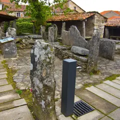 Antiguos os pendellos de piedra, con tejados de teja y muros de mampostería, evocan la historia rural.