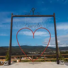 En el mirador da perdiz, un corazón rojo cuelga bajo un cielo azul, invitando a decir "Quiero".