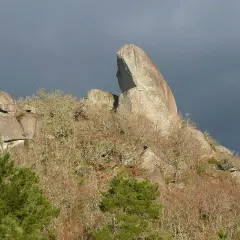 Impresionante pena corneira, una roca gigante que se alza sobre un bosque otoñal.