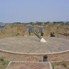 Reloj de sol en el cargadoiro ribadeo, con vistas a la ría y al puente.