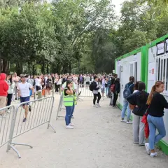 Larga cola de gente esperando en las taquillas del auditorio de Castrelos para comprar entradas.
