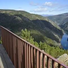 Vistas impresionantes desde el mirador do duque, con un río serpenteando entre montañas cubiertas de vegetación.