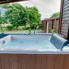 Jacuzzi con vistas a la naturaleza en la Ribeira do Tambre. Relájate rodeado de árboles y tranquilidad.