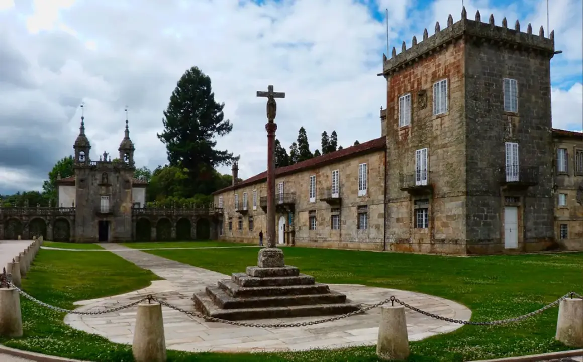 Pazos en Galicia: un cruceiro se alza en el patio de un complejo señorial con torreón y capilla.