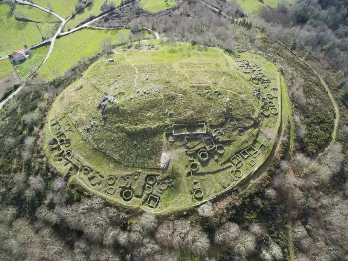 Vista aérea del castro de San Cibrao de Las, un yacimiento arqueológico en Ourense, Galicia. Se aprecian las estructuras circulares y rectangulares de las antiguas viviendas.