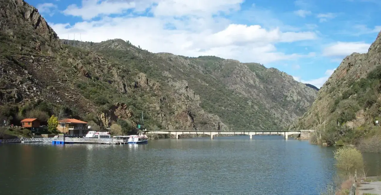Vista del río Miño desde el mirador do duque, con barcos turísticos y un puente.