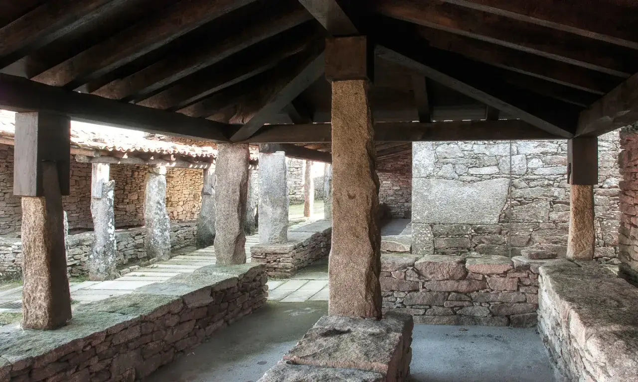 Antiguos os pendellos de piedra, con tejado de madera, evocan un pasado rural y artesanal.