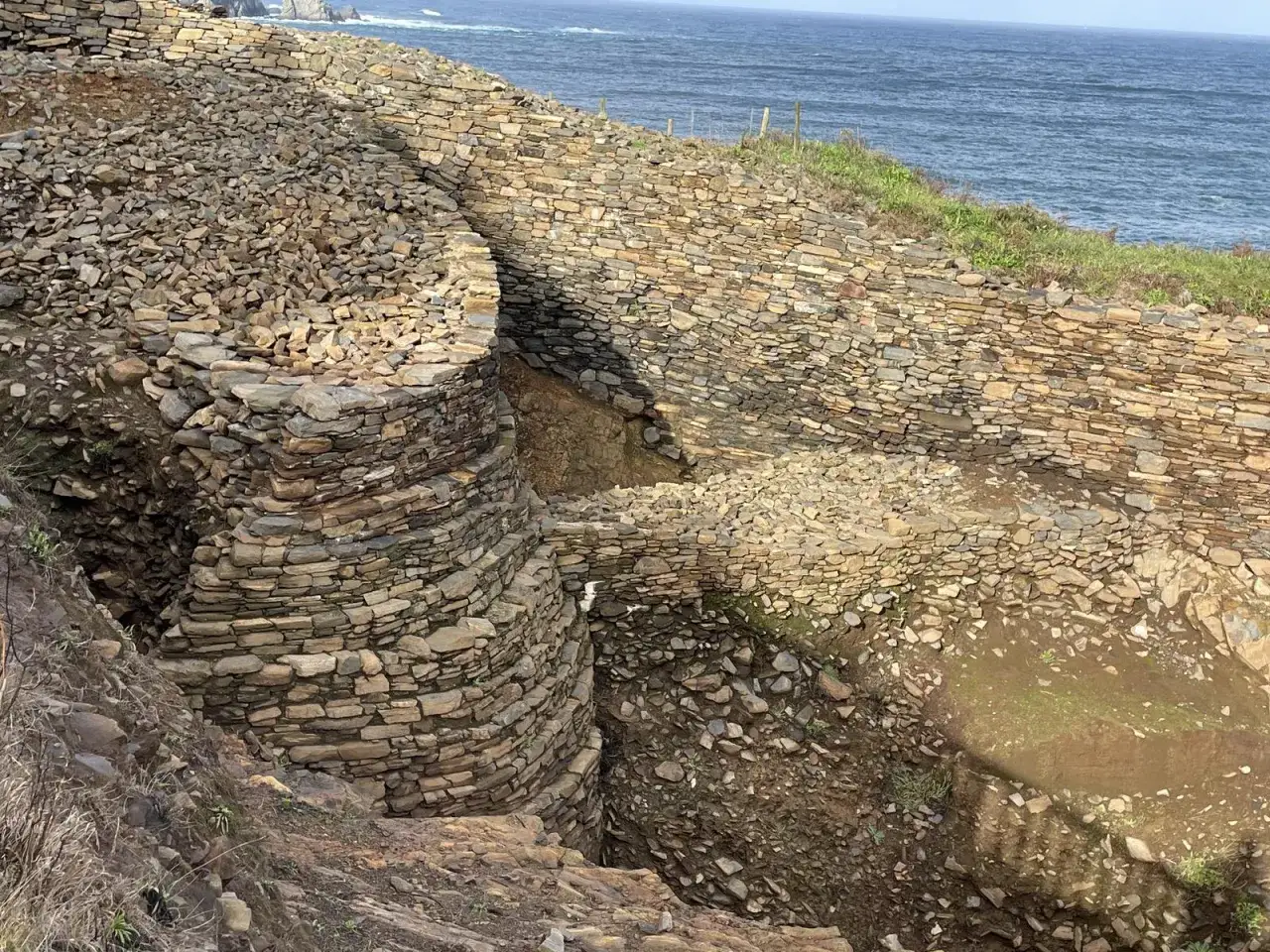 Ruinas del castillo de la Concepción en Cedeira, con sus muros de piedra apilada y el mar al fondo.