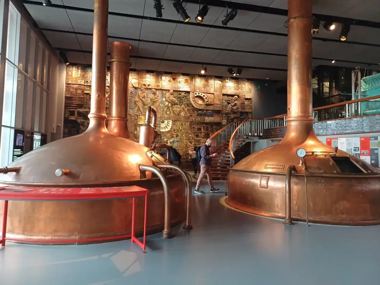 Dos enormes cubas de cobre brillan en el museo Estrella Galicia, testigos de la historia cervecera.