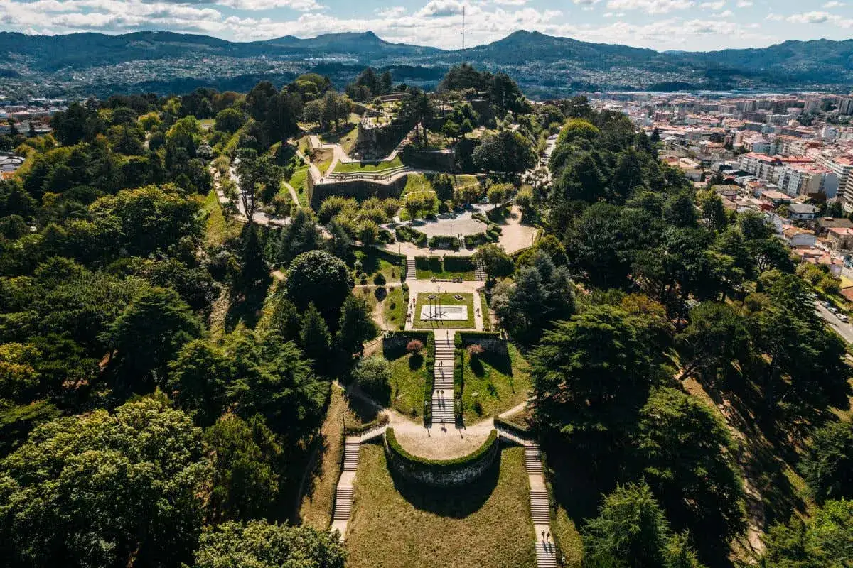 Vista aérea del Monte do Castro en Vigo, con sus jardines, escalinatas y la ciudad al fondo.
