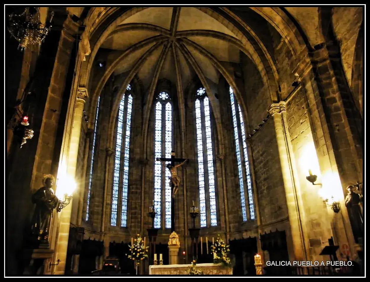 Interior de la iglesia San Francisco Viveiro, con un crucifijo y vitrales góticos.