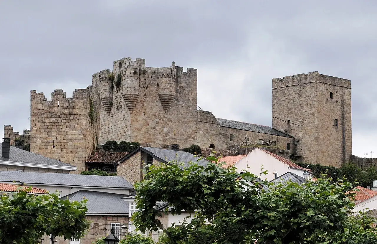 Impresionante castillo de piedra en Castro Caldelas. Un lugar que ver para disfrutar de la historia y la arquitectura medieval.