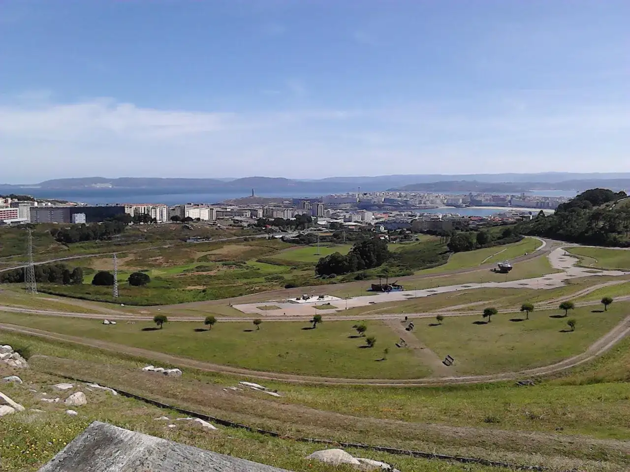 Vista panorámica del parque de bens con la ciudad y el mar al fondo.